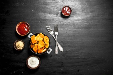 Tavuk nuggets farklı sos ile.