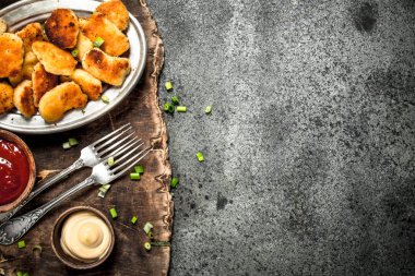 Tavuk nuggets çeşitli soslar.