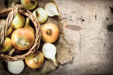 Taze soğan bir sepet içinde. Ahşap arka plan üzerinde.