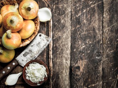 Sepet içinde taze soğan ve kase dilimlenmiş.