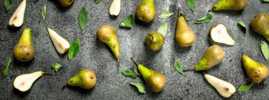 Yaprakları ile olgun armut.