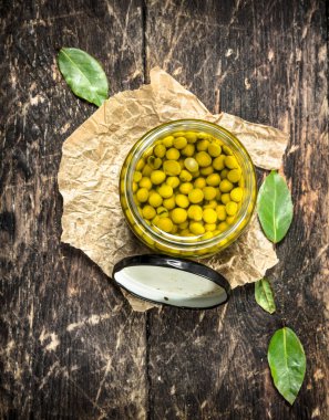 Cam kavanoz turşu yeşil bezelye.