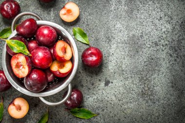 Olgun erikler bir kasede.