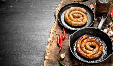 Bir tavada biber eski panosunda ile sosis.