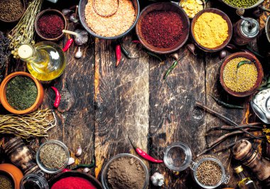 Çeşitli kokulu baharatlar ve otlar.