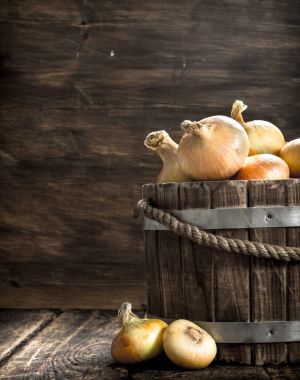 Ahşap bir demet taze soğan.