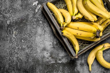 Eski bir kutu içinde taze muz.