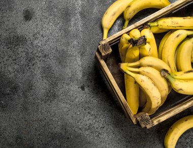 Eski bir kutu içinde taze muz.