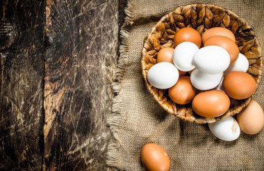 Sepette taze yumurta.