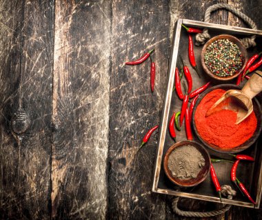 Zemin kırmızı sıcak biber biber bir tepsi.