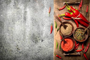 Zemin kırmızı sıcak biber bir kase.