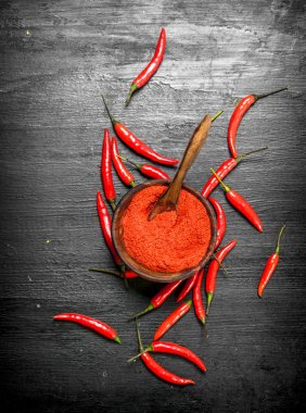 Zemin biber bir ahşap kase.