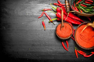 Zemin biber bir ahşap kase.