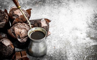 Sıcak kahve ile çikolatalı kek.