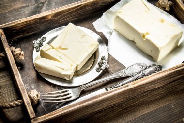 Bir tepsi üzerinde tereyağı.