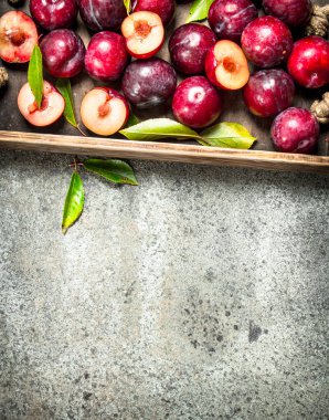 Bir ahşap kutu ile olgun Erik.