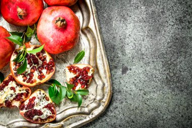 Çelik tepside olgun nar.