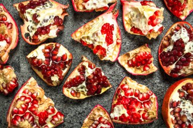 Olgun nar parçaları.