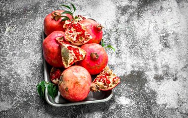 Çelik tepsisindeki olgun nar.