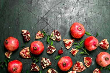 yaprakları ile olgun nar.