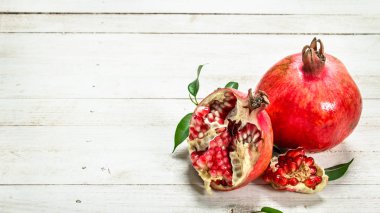 yaprakları ile olgun nar.