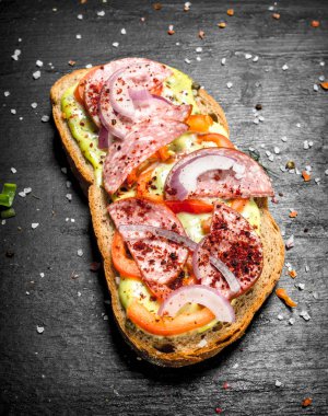 Sandviç salam, domates ve kırmızı soğan ile.