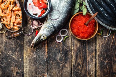 Farklı deniz ürünleri karides ve kırmızı havyar ile.