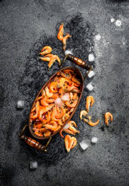 Buz ve Balık ağı ile bir kase taze karides.