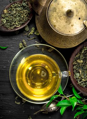 güzel kokulu yeşil çay yaprakları ile.