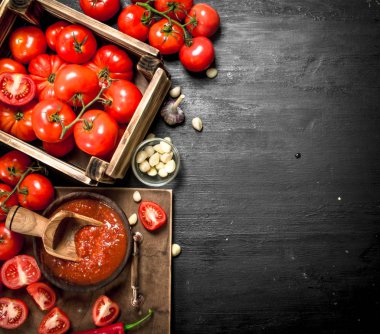 Domates sosu ile baharat, acı biber ve sarımsak.