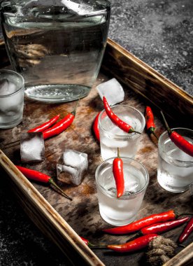 Biber bir ahşap tepsi ile votka çekim.