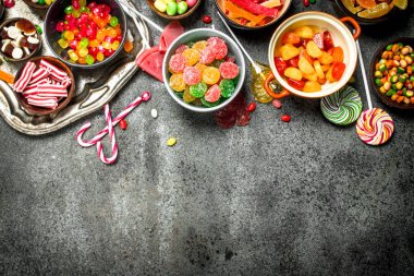 Çok renkli şeker, jöle ve bir kase içinde marshmallow.