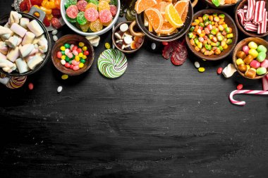 Farklı tatlı şeker, jöle ve bir kase içinde şekerlenmiş.