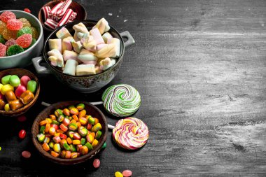 Farklı tatlı şeker, jöle ve bir kase içinde şekerlenmiş.