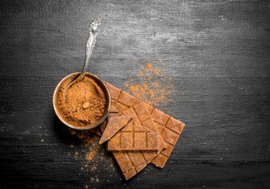 Çikolata kakao tozu ile.