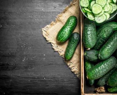 Bir ahşap tepsi taze salatalık.