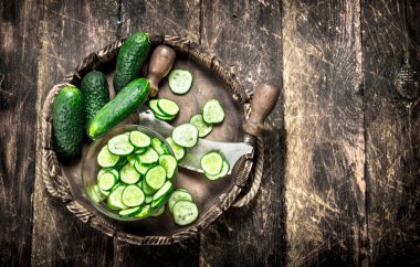 eski bir tepsi üzerinde taze salatalık.