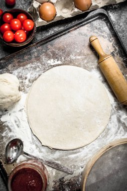 Pizza için malzemeler ile hamur rulo.