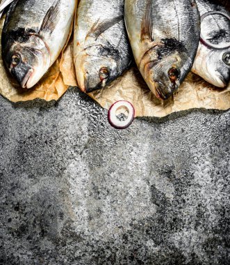 Eski kağıt üzerinde taze dorado.