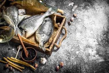 Baharat ve beyaz şarap ile taze Dorado balık.