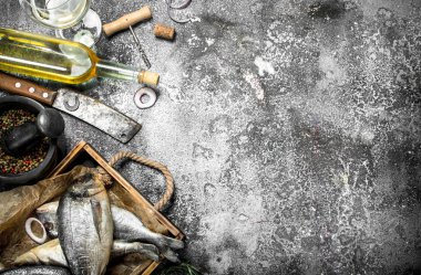 Baharat ve beyaz şarap ile taze Dorado balık.