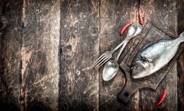 Çiğ Dorado balık sıcak biber ile.