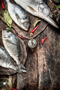 Çiğ Dorado balık sıcak biber ile.