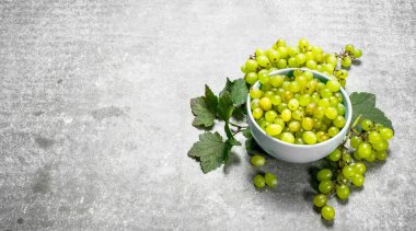 bir kase Yeşil üzüm.