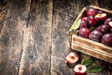 Tahta bir kutuda taze erikler.