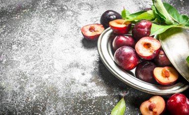 Olgun erikler bir kasede.