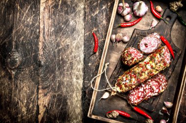 Salam eski bir tepsi içinde baharatlar ile.