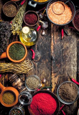 Çeşitli kokulu baharatlar ve otlar.