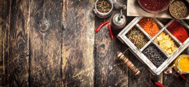 Farklı baharatlar ve otlar bir kutu içinde.