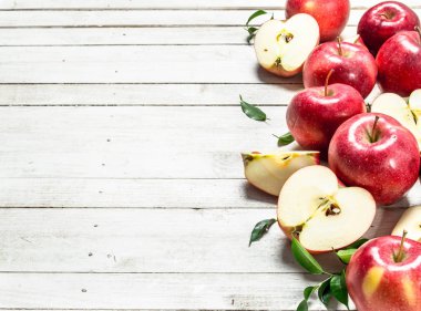 yaprakları taze kırmızı elmalar.